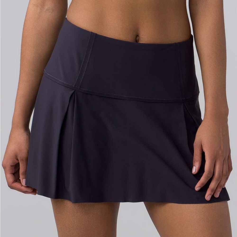Women’s 8 Lululemon Lost In Pace Skirt (Tall) (15")
Boysenberry Deep Purple M
